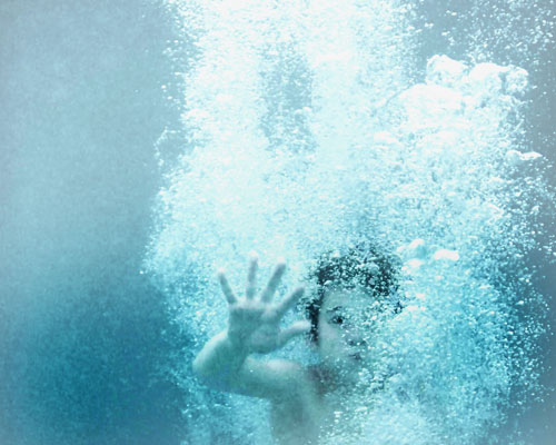 Troebel, melkachtig of wit zwembadwater helder krijgen: hoe doe ik dat?